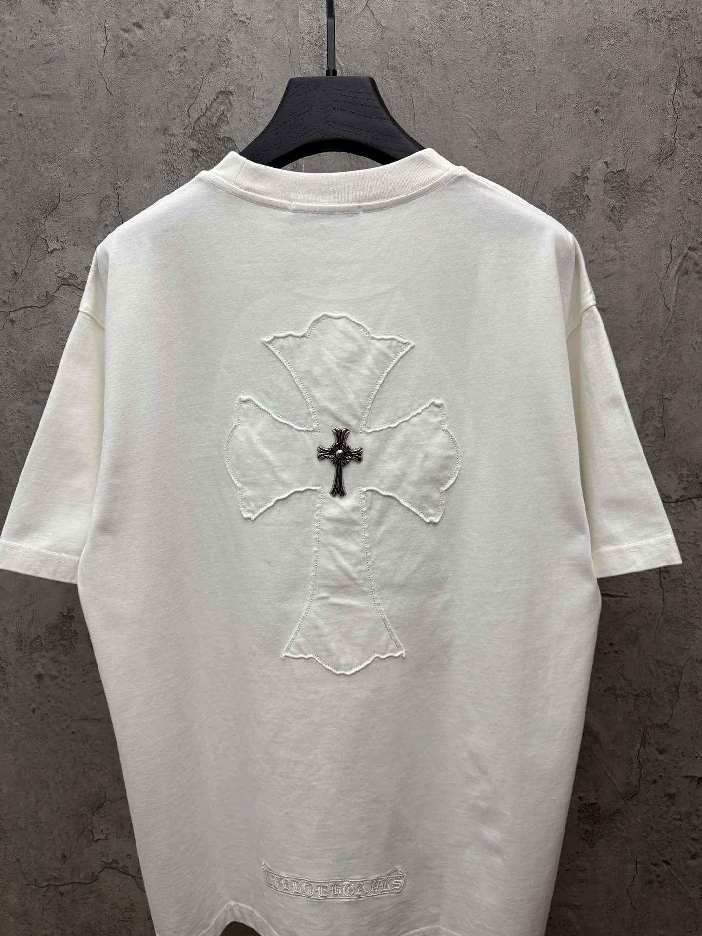 P180 top version, real shot without P, ​​different from market currency) 𝗖𝗵𝗿𝗼𝗺𝗲 𝗛𝗲𝗮𝗿𝘁𝘀/Croxin 2026 spring new original single counter American laser burnt patch embroidered couple short sleeves 👑The highest version! Customized fabric 300 grams, best-selling model at the counter, very comfortable to wear. Accessories: original molded and authenticated collar label ➕ 100% silk wash water label. Genuine purchase-grade original hangtag➕matching hanging rope➕3D hanging beads➕original packaging bag. Craftsmanship: The original version has consistent wiring! The highest version of the armhole matching technique! Color: White Black Size: S M L XL Style No.: 26-2028